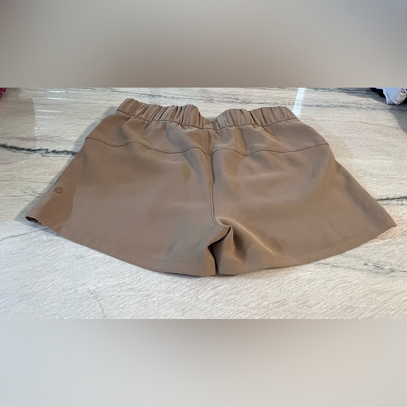 Lululemon On The Fly Short *Woven *2.5" - Picture 4 of 10